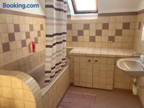 Pokoj v patře se sdíleným příslušenstvím - Image 1