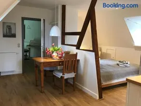 Dachgeschosswohnung Warft Simmerdeis in Reetdachhaus mit parkähnlichem Garten - Image 5