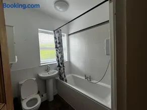 Double-Bedroom C1 Manchester Close To Bolton Centre - Image 4