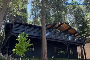 Fam & Pet Friendly Chalet w AC & BBQ - Top Rated - Image 2
