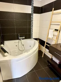 Casa con jacuzzi y piscina con vistas al castillo - Image 1