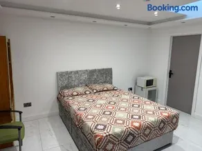 Studio Flat - Image 2