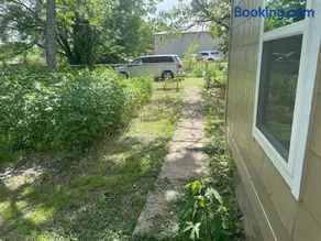 Greenville Farmhouse Retreat 2 Bedroom Country Stay with AC - Image 2