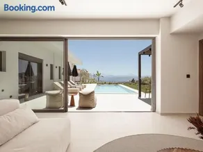 Villa Yoma- Luxury Villa with Heated Pool - Image 2
