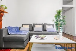 Spacious 4 Bedroom House Darling Harbour-10 Guests - Image 3