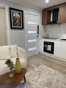 Modern 2BR Granny w Outdoor Near Stanhope Leisure - Image 2