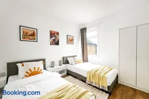 Spacious 4bed Sleeps8 Free Parking Watford town Centre - Image 3