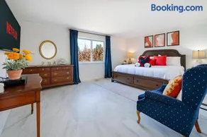 Entire house with Four Bedrooms, Hot Tub, BBQ, Private Backyard, FREE WiFi and Parking, near Seattle, EV - Image 3