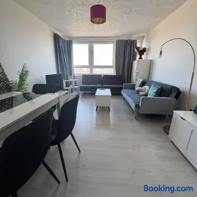 Cozy 1BR Apartment in Stratford with City View - Image 4