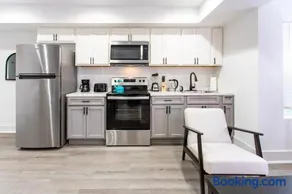 Elegant Petworth Escape 6 Bed Urban Retreat - Image 1