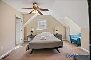 2757 greenway MAIN Fresh 3 bedroom Luxury Center Sunny - Image 1