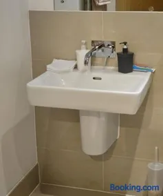 Canal Side Apt Sleeps 4 Ground Floor Terrace - Image 3
