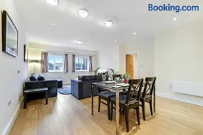 Spacious 3 Bedroom Apt with Parking by 360Stays - Image 5