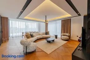 6-Bedroom Villa with Sauna & Pool - Image 4
