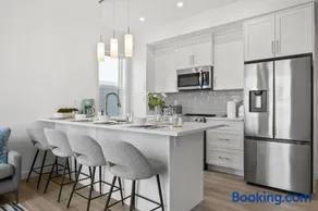 Luxury Aspen 2BR Home with Double Garage Car Parking - Image 3