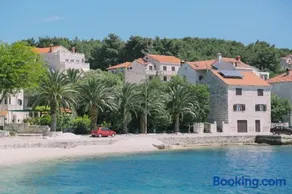Apartments with parking space Sumartin, Brac - 12487 - Image 3