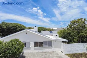 Mooinooientjie Cottage Voelklip Beach Hot Tub, Sleeps 8 - Image 2