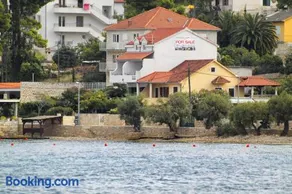Apartments by the sea Sutivan, Brac - 15617 - Image 3