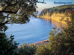 Cosy Cottage for Couples, Parking, 3 Min 2 Beach - Image 2