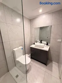 Lonsdale Street Apartments - Image 3
