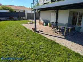 Logement 35m2 en rez de chaussée de notre maison, terrasse couverte , espace extérieur, parking privé fermé, a 3 km du centre ville du puy en Velay, tous commerces alimentaires à 200metres - Image 2