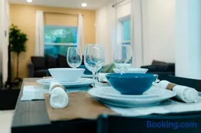 Beautiful, fully furnished 2bed 1bath house - 5 minute walk to Miracle Mile Downtown Coral Gables - Image 2