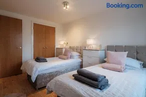 Mackie Residence - SJA Stays - 3 Bed Apartment with parking - Image 3