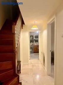 Spacious 3 bedroom house with fireplace - Image 4