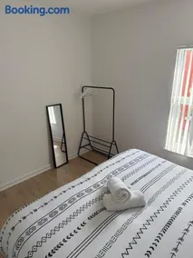 Two bedroom house free parking - Image 5