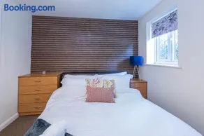 The Vogue Stay, 3 Bedrooms, 2 bathrooms, Ideal for JR & Oxford Hospitals, FREE CarPark, Conveniently located for Ring Road access, 2 miles from Oxford City Centre easy car & bus route - Image 5