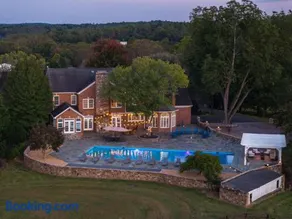 Mountain Mama Ranch - Luxury farmhouse on 200 acres with mountain views, 20mins to Shenandoah, 90mins from DC - Image 1