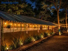Eagle Swimming Pool Tent Stay - Image 3