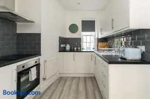 Morford-15 - Renovated 3-Bedroom House - 10 min Walk to Centre - Image 2