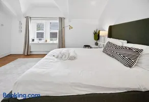 2BR Ensuite Stay with Parking - Cozy & Central - Image 5