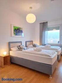 3 BR Wohnung im Haus Frey mit Ausblick, 2 Bäder, Parkplatz, Balkon, Küche - Image 2