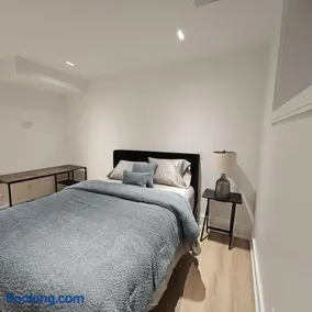 Spacious Bright 9ft Ceiling with Private Entrance - Image 1