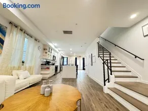 LUX Entire House 4-Bedrooms with Parking - Image 1