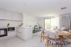 Maylands Riverside City Retreat - Image 2