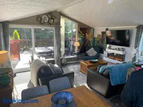 Jasmine Lodge, 2 bedroom with hot tub - Felmoor Park - Image 5