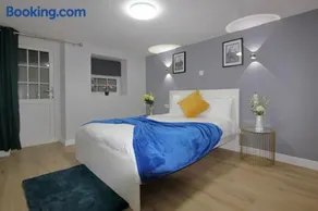 Oasis, Central Self Contained Flat by CozyNest - Image 2