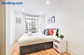 Bright Riverside 2 Bed Haven with Balcony - Modern Comfort in Battersea - Image 2