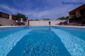 Tomica Apartments with Pool - Image 4