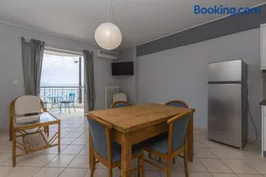 Kostas Beachfront Cozy Apartment - Image 1