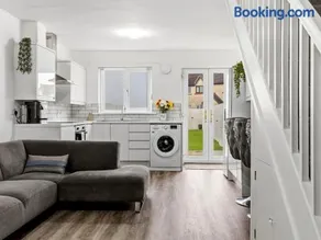 Fully Renovated 2-Bedroom Home with Parking - Pass the Keys - Image 4