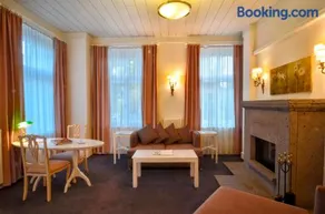 Kar's Hotel - Image 1