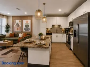 Luxury Keller Retreat, Pool, Gym, Wi-Fi and Balcony - Image 3