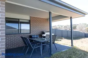 Near UNE 4BR Home BBQ, Outdoor Dining & Cinema - Image 2