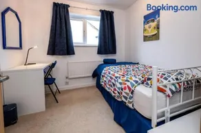 Splendid House Great Location to WAVE Surf & South West Water Park - Super Garden By STAE-Homes - Image 3