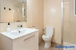 Habitaciones con baño compartido en bonito Apartamento en Badalona - Image 2