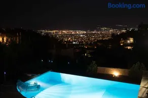 Tranquil Infinity Pool Getaway (private jacuzzi and steam bath, pool, garden, sea and city views) - Image 3